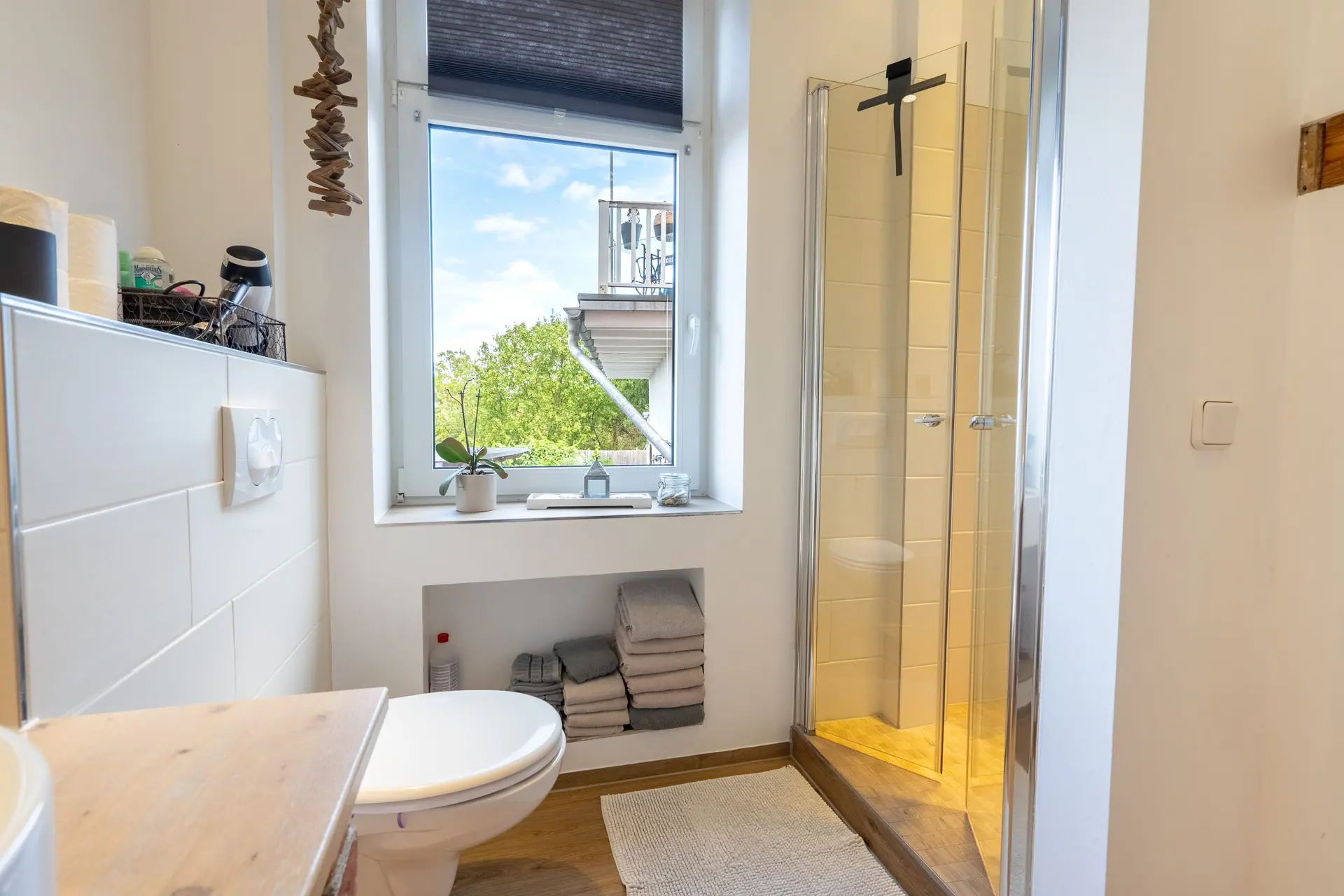 Bad mit Dusche, Toilette und Fenster