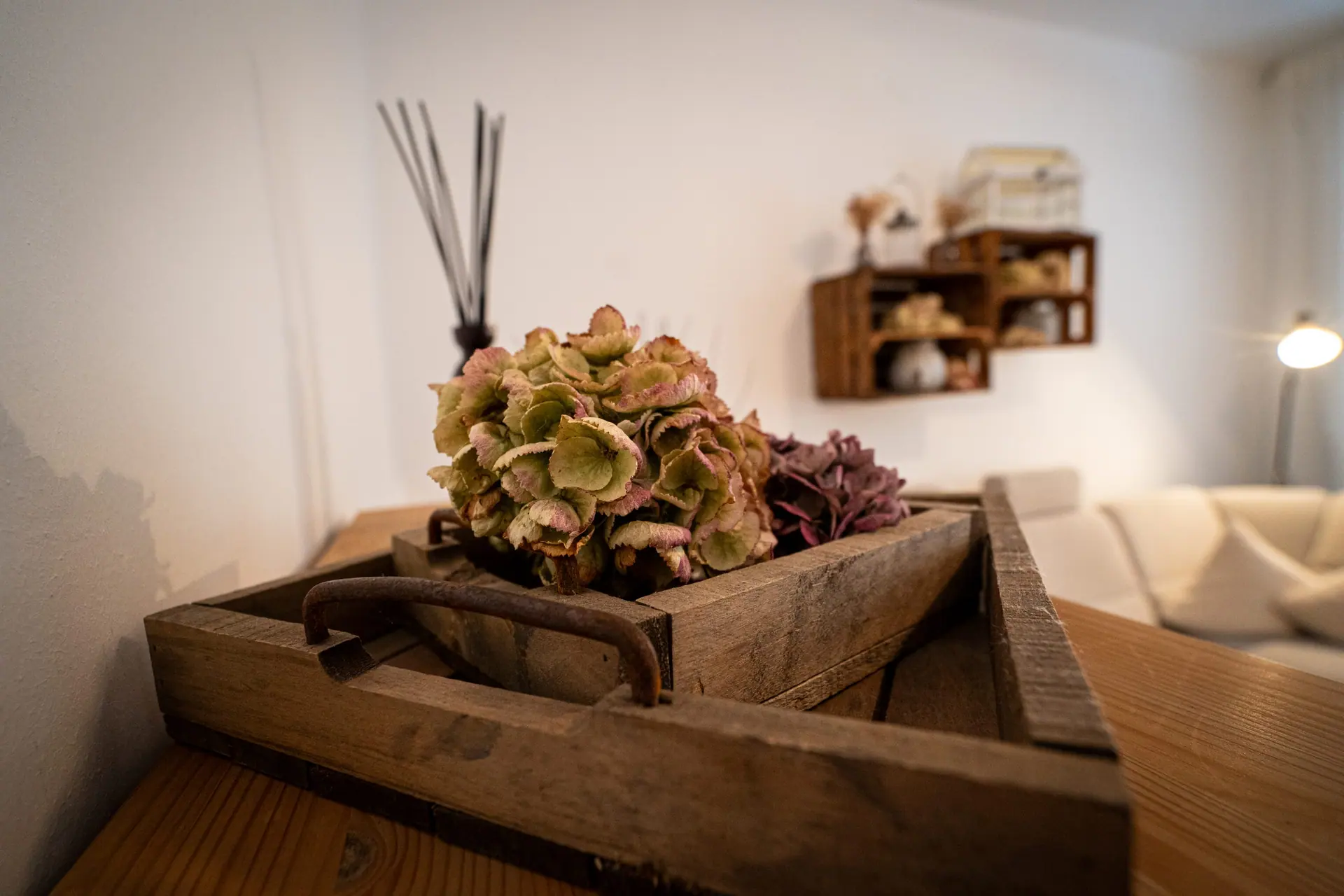 Holztablett mit getrockneten Hortensien im Wohnzimmer